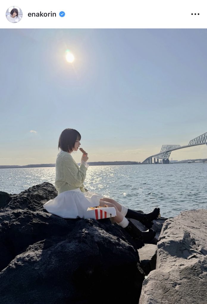 海辺でまるかじりケンタを食べる