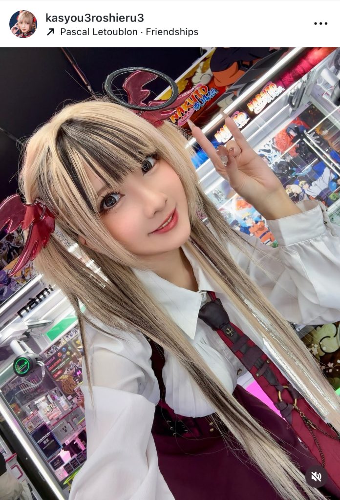 ゲームセンターで笑顔を見せる火将ロシエル