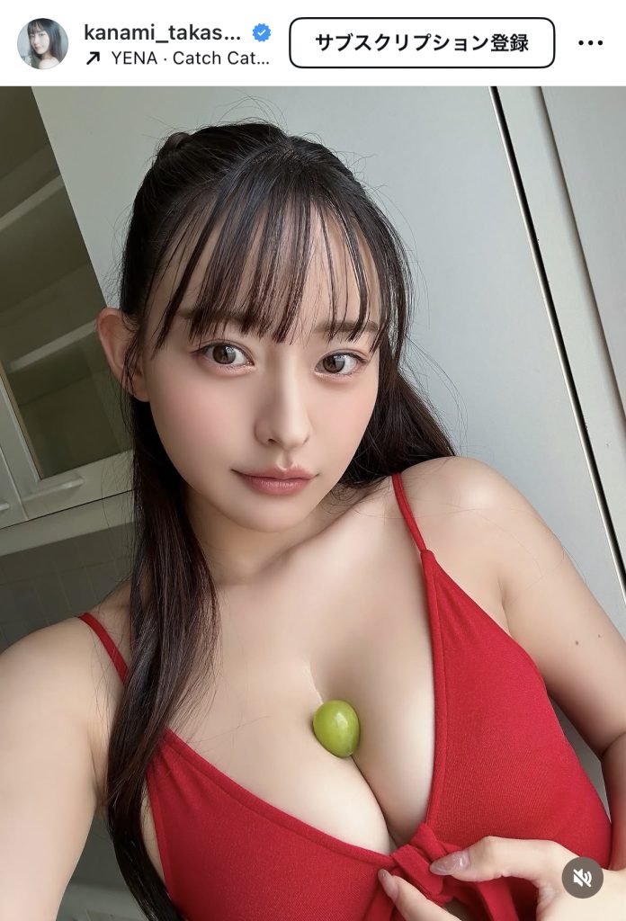 ついつい胸元に目が行ってしまう1枚