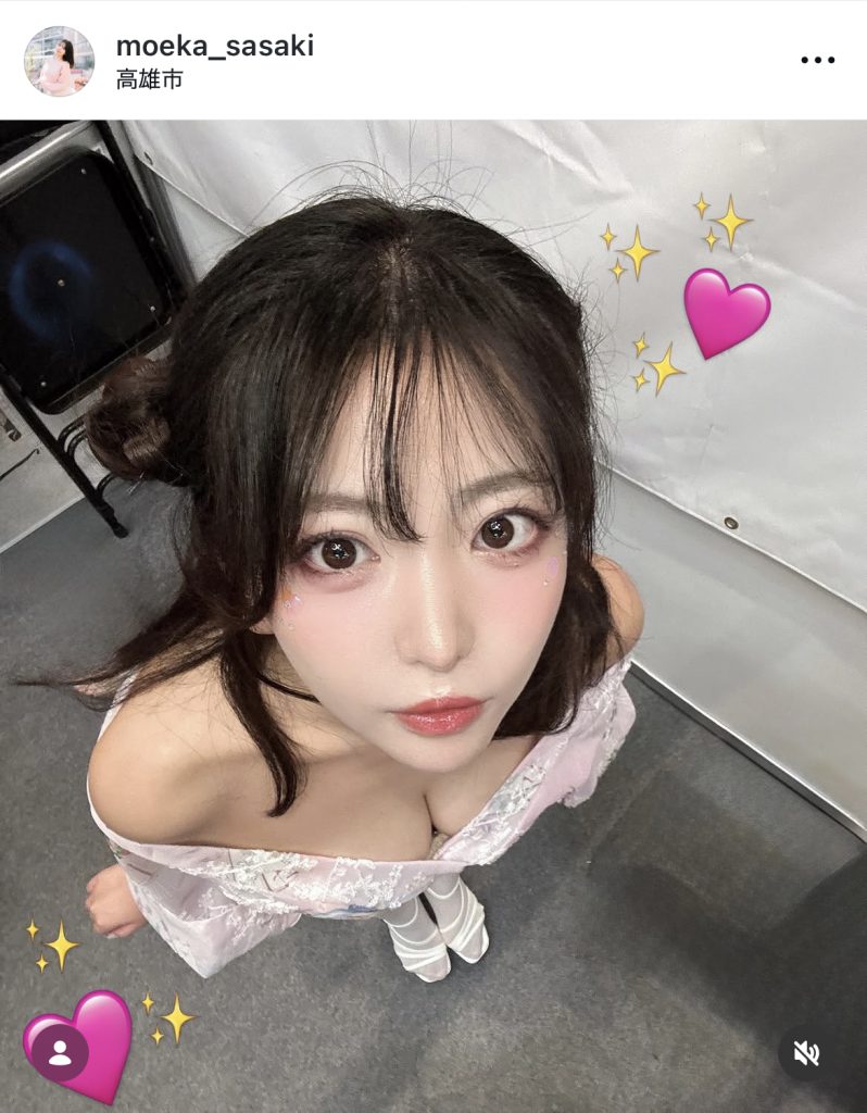 胸元が気になりつつキュートな表情が素晴らしいカット