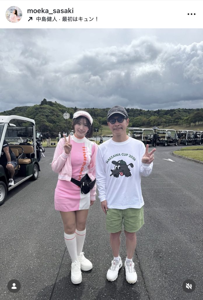 美脚が眩しいミニスカゴルフウェア姿