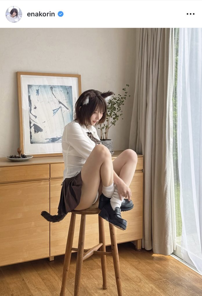 えなこがネコミミ制服姿でスケスケ＆チラ見せ