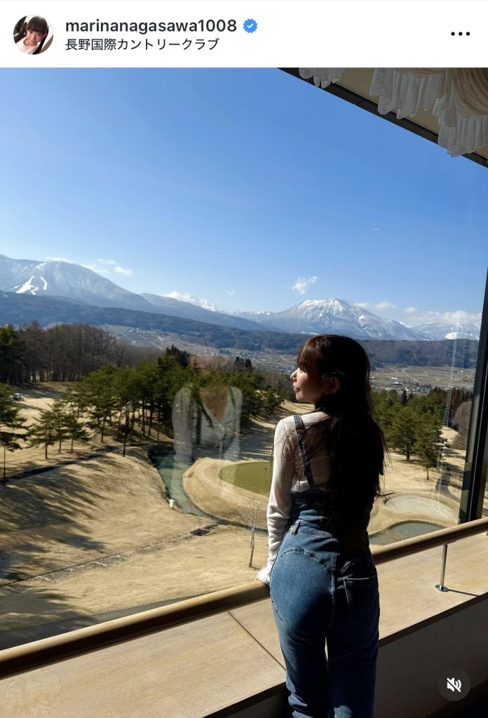 ゴルフ場を眺めて佇む