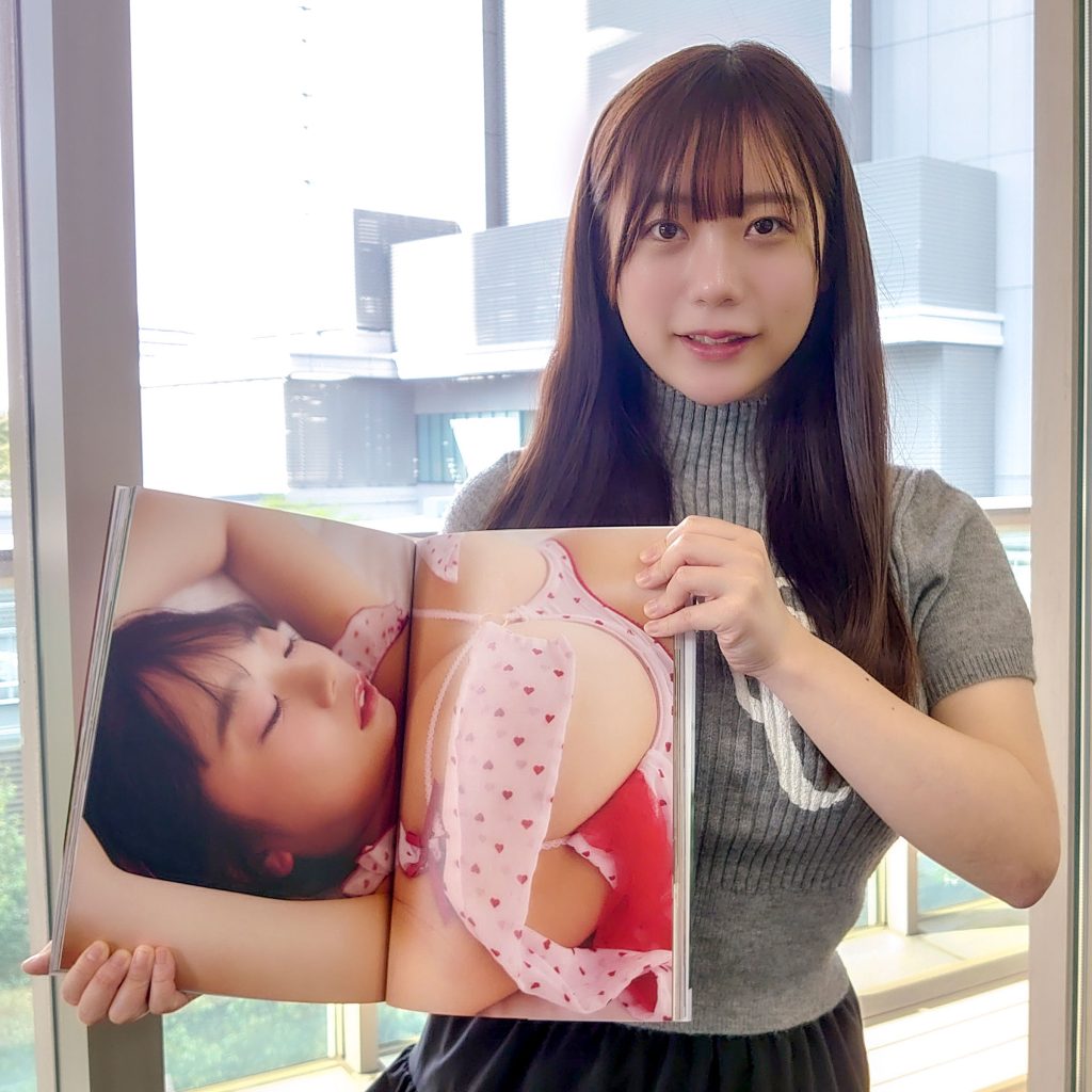 お気に入りカットを提示する佐野なぎさ