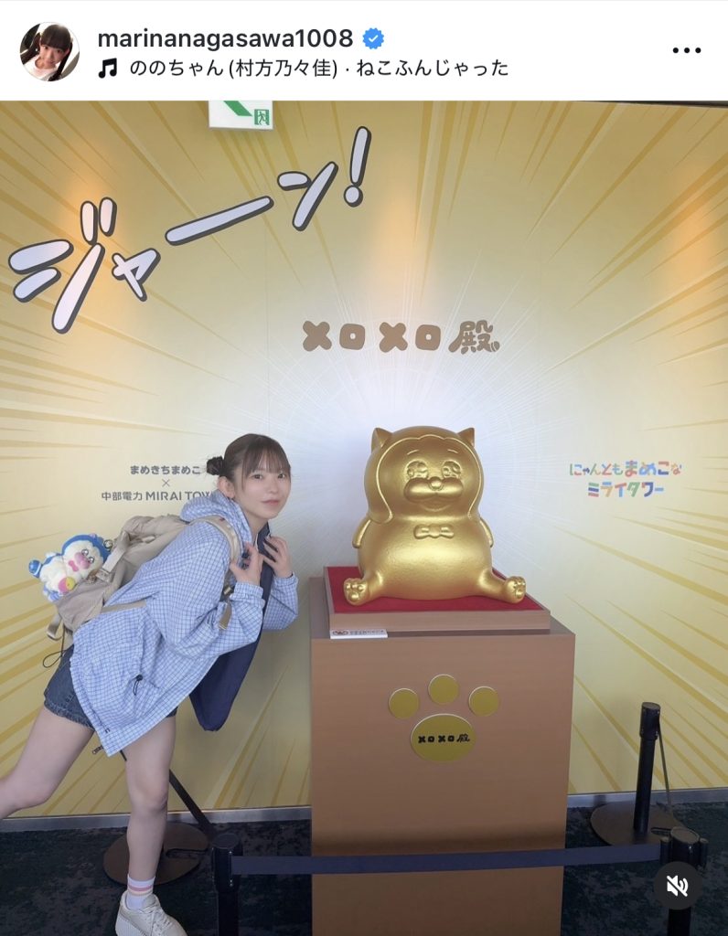 神々しいメロの黄金像「メロメロ殿」とのツーショットにニッコリ