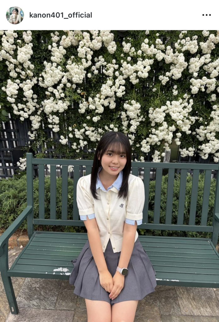 爽やかな笑顔を見せる