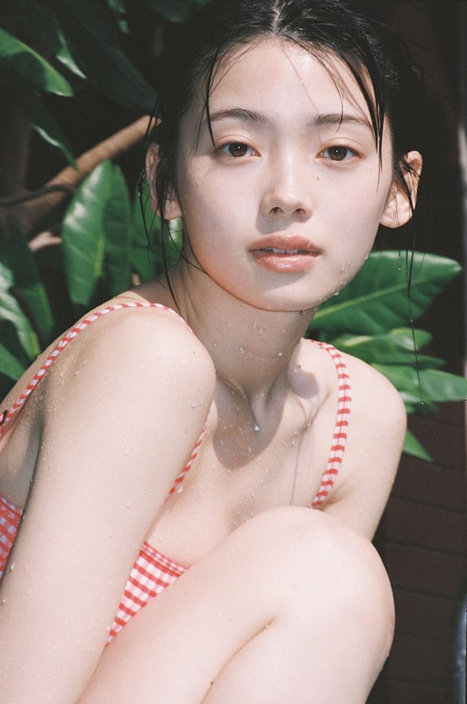 写真集『水光　南琴奈』(小学館)より