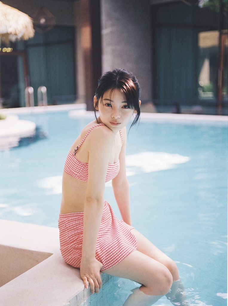 写真集『水光　南琴奈』(小学館)より