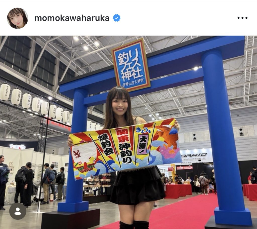 絶対領域が眩しいミニスカ×ニーハイブーツ姿