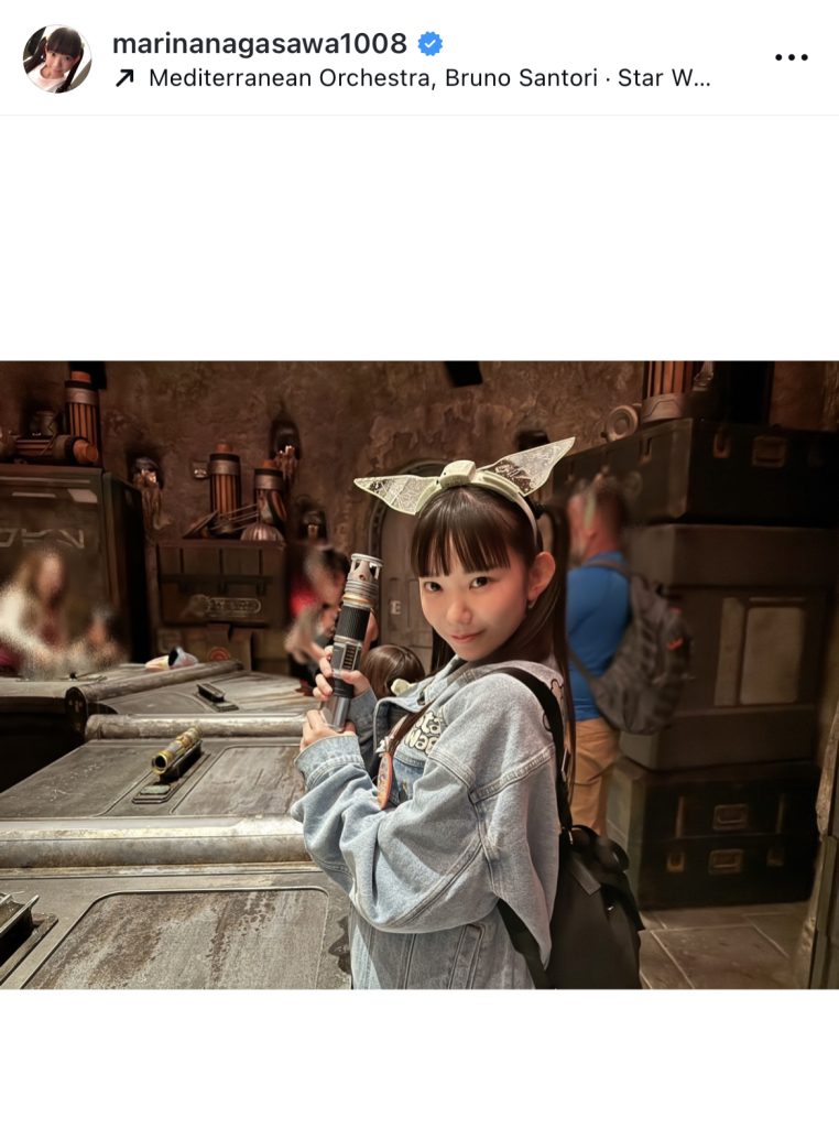 ライトセーバーを構えて決めポーズ