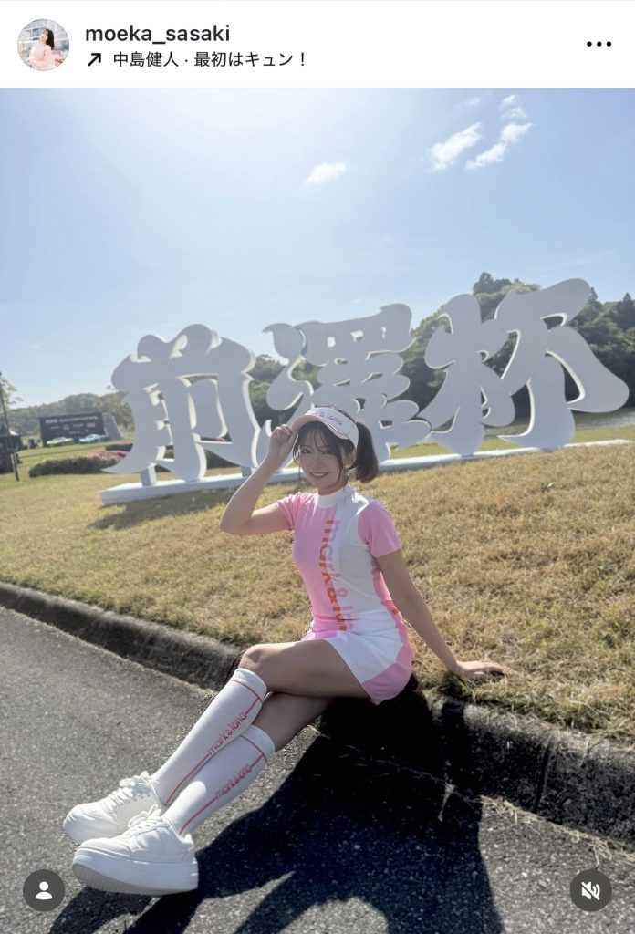 美脚が眩しいミニスカゴルフウェア姿
