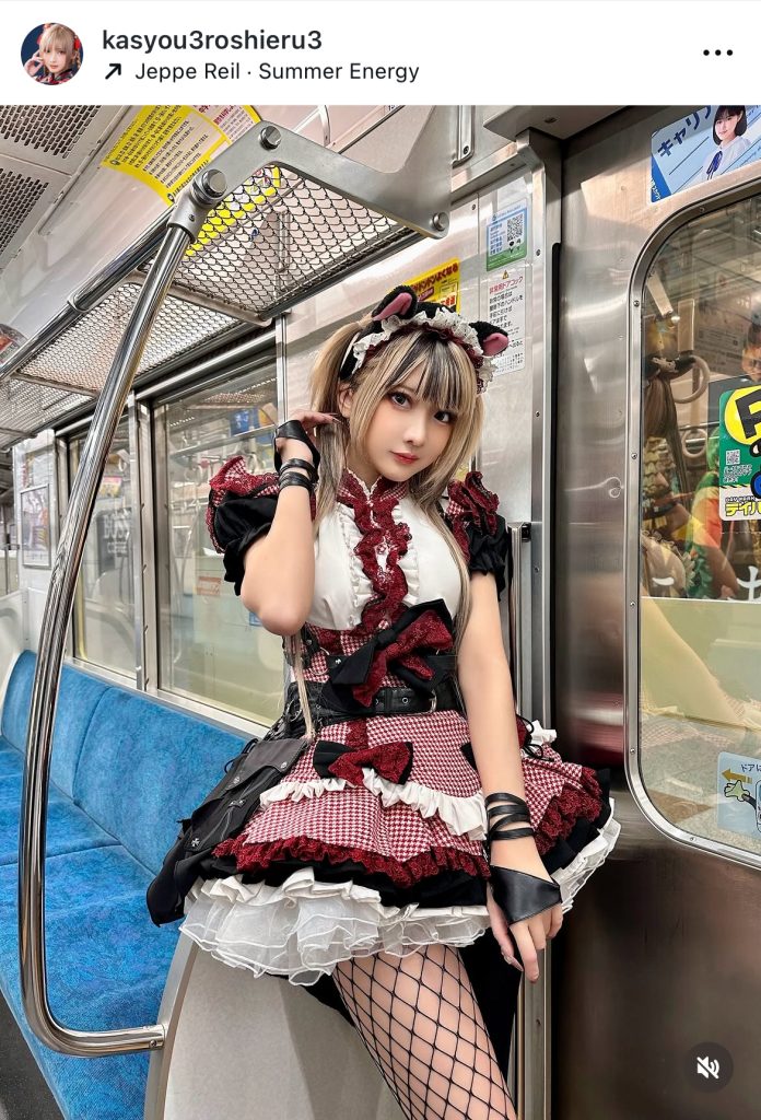 ミニスカメイド姿で電車内に降臨