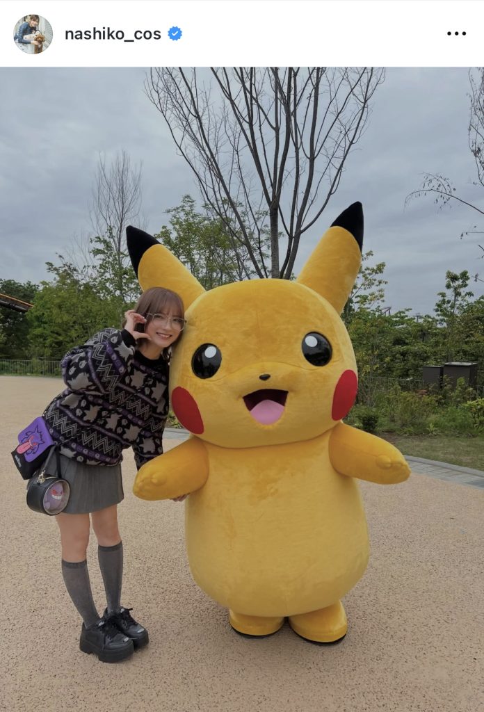ピカチュウとの対面で笑顔を見せる