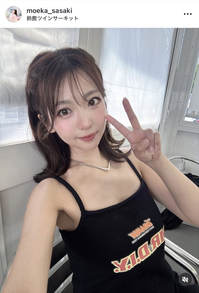 肩出し衣装がとてもセクシーな1枚