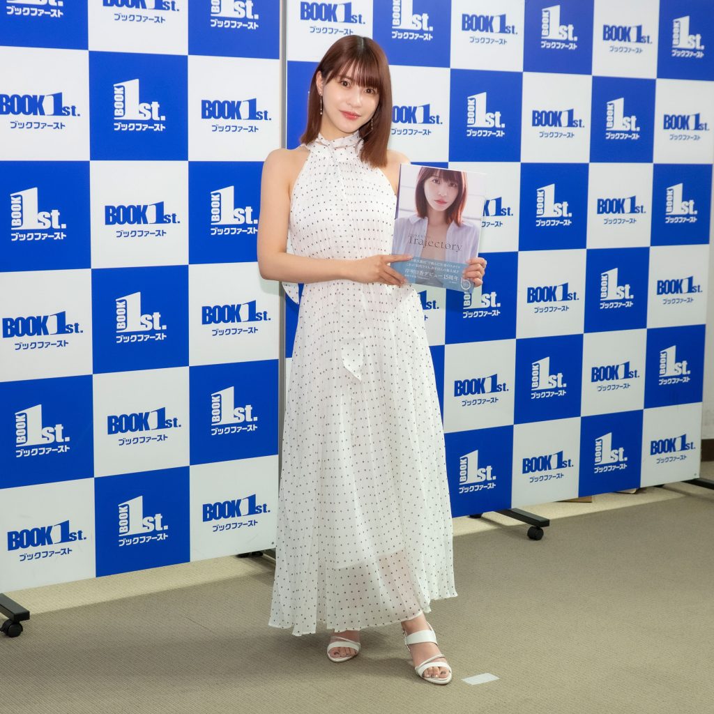 岸明日香が写真集「Trajectory」発売記念取材会に出席