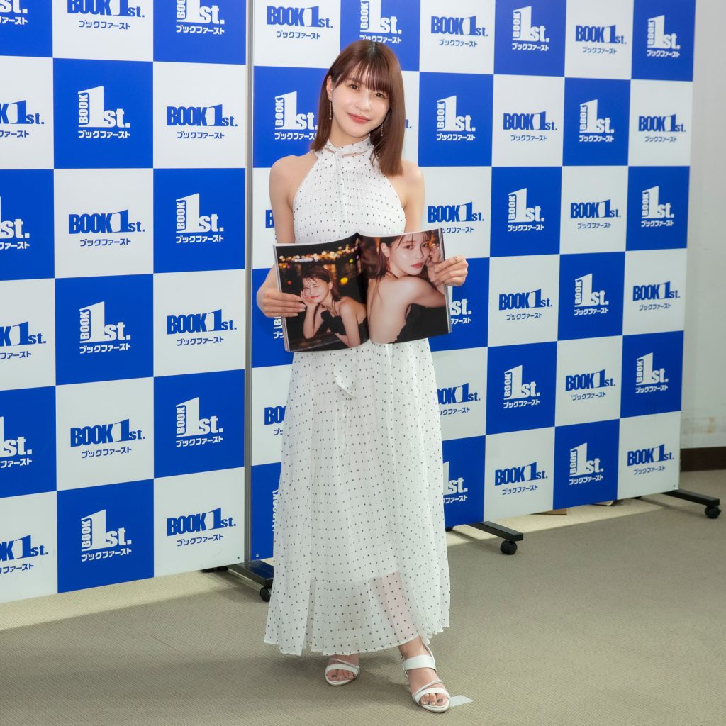 岸明日香が写真集「Trajectory」発売記念取材会に出席
