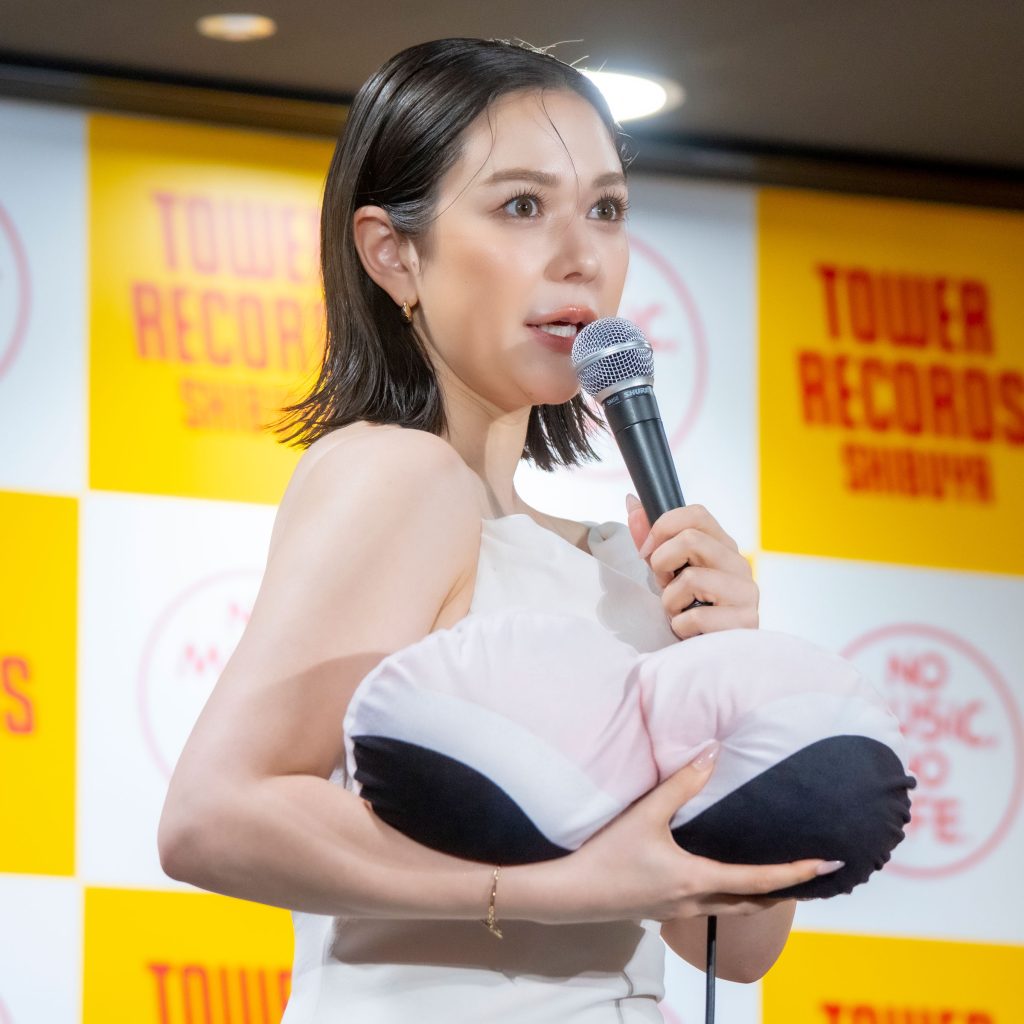 村重杏奈写真集『あんな』発売記念取材会より“むふふクッション”を優しく抱える村重杏奈