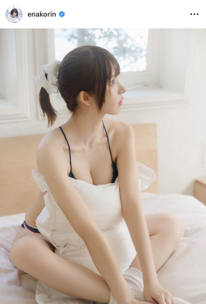 えなこがベッドの上でビキニ姿を披露