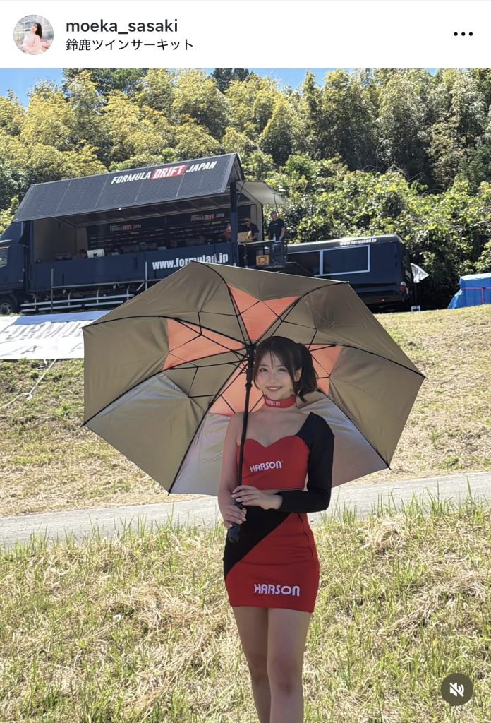 ミニスカが眩しいレースクイーン姿