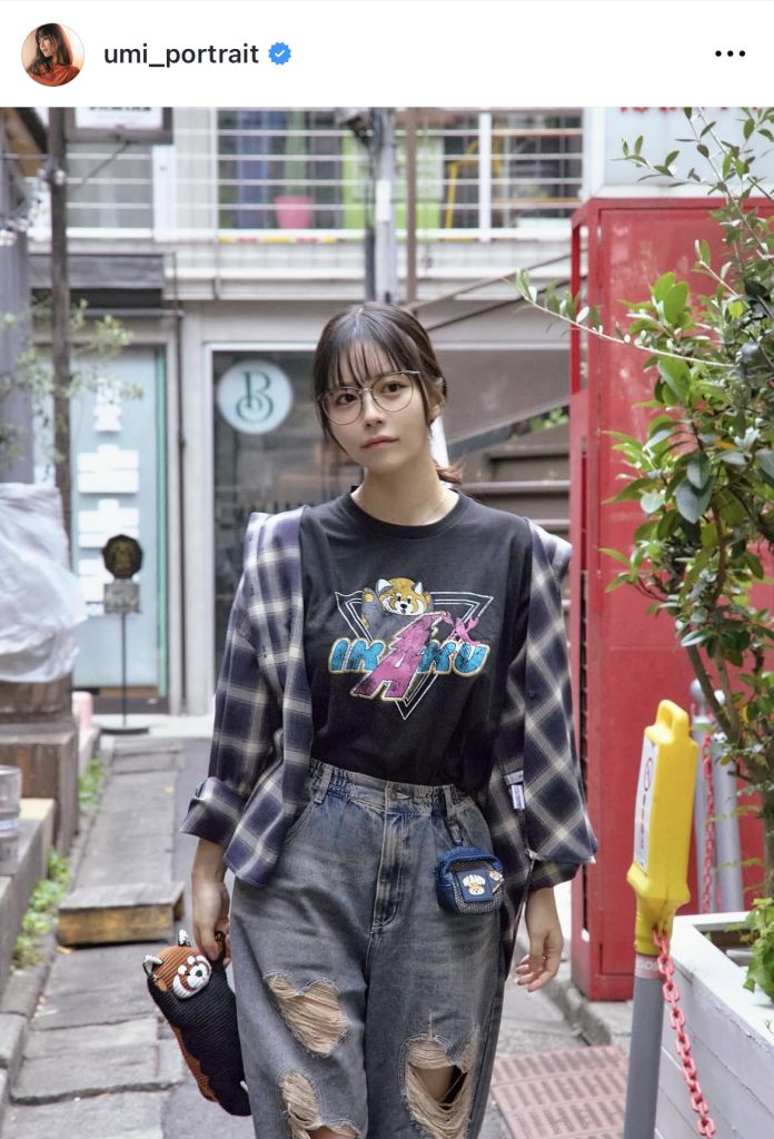 私服姿で街を歩く