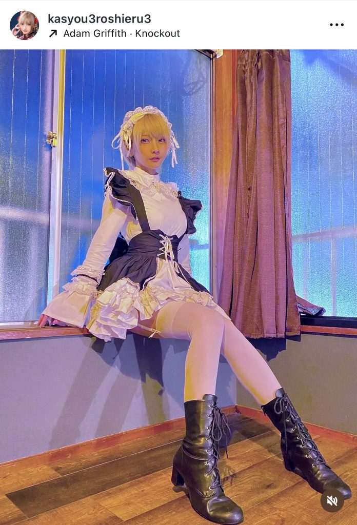 おみ足が美しいメイド服姿
