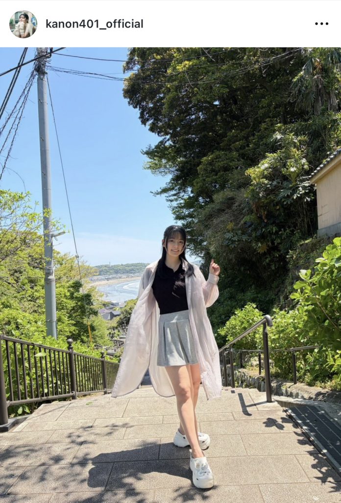 ミニスカで眩しい美脚を見せる