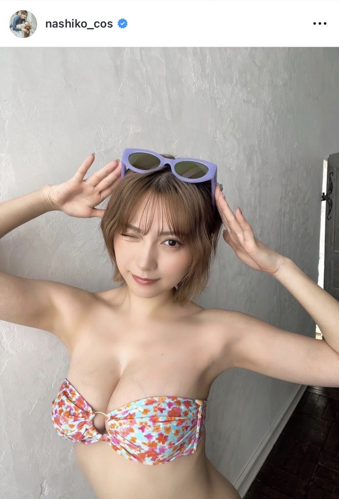 ビキニ姿でウインク