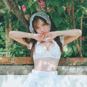 “最強の19歳”一ノ瀬瑠菜、彼女感&フェチ感たっぷりなグラビアショット