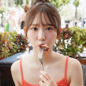 日向坂46藤嶌果歩、お団子ヘアのもぐもぐショット解禁「“マイアミっぽくて”街並みにも合っている」