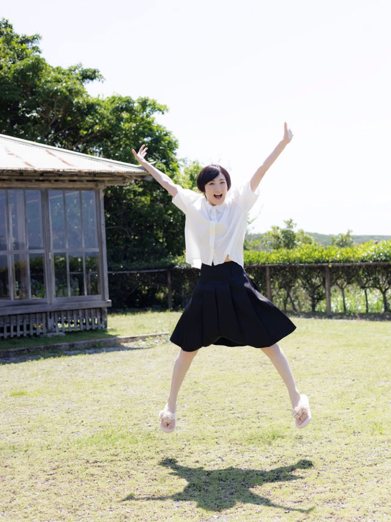 生駒里奈写真集『ルリカケス』より