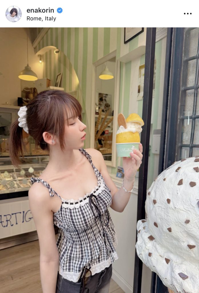 ジェラートを眺める横顔も美しいえなこ