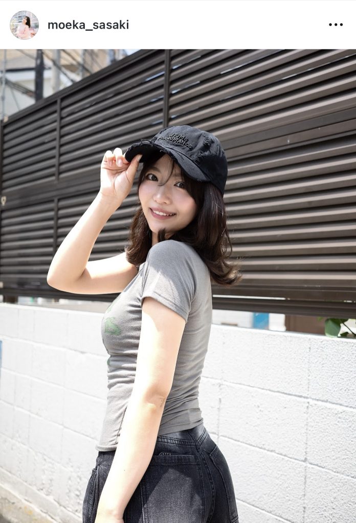 ラフなTシャツスタイルで笑顔を見せる