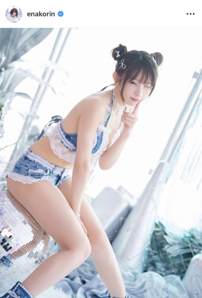 透き通る肌にブルーのデニムビキニが似合い過ぎる