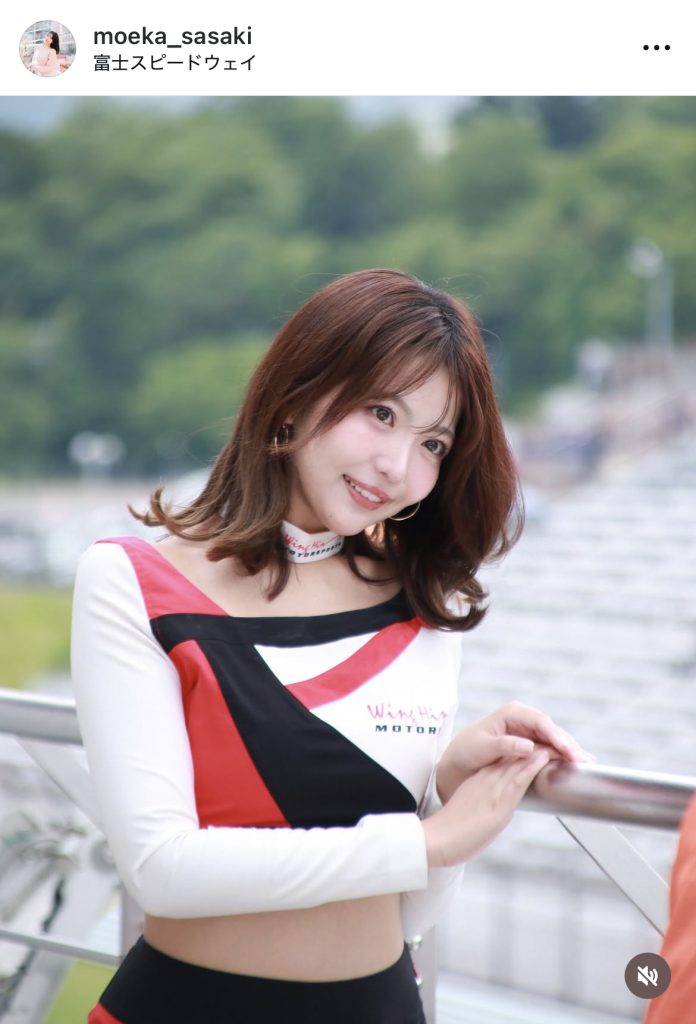 レースクイーン衣装で良い表情