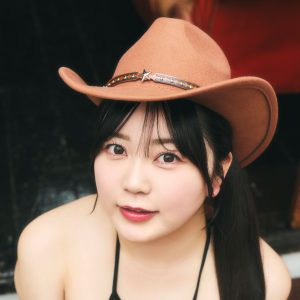 ぷにたん2作目のトレカ発売、布面積が小さい水着で自慢のスタイルをアピール
