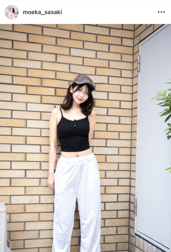 ヘソ出しがセクシーな1枚