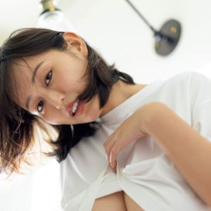 人気グラビアアイドルの1st写真集表紙カット解禁！ナイトプールの先行カットも到着
