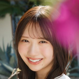 日向坂46藤嶌果歩、フレッシュな笑顔がまぶしい先行カット到着「お花と一緒に撮りたいという願いがかなったカット」