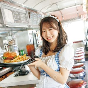 日向坂46藤嶌果歩、キュートなメイドさん？ダイナーで働く姿が封入特典ポストカードに