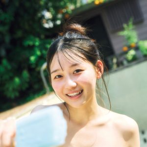 夏をテーマに笑顔の絶えない“かにちゃん”グラビア
