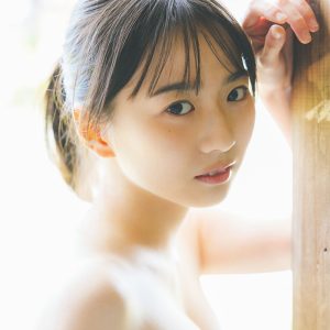 シンガー・ソングライターのニューヒロイン、透明感あふれるファーストグラビア