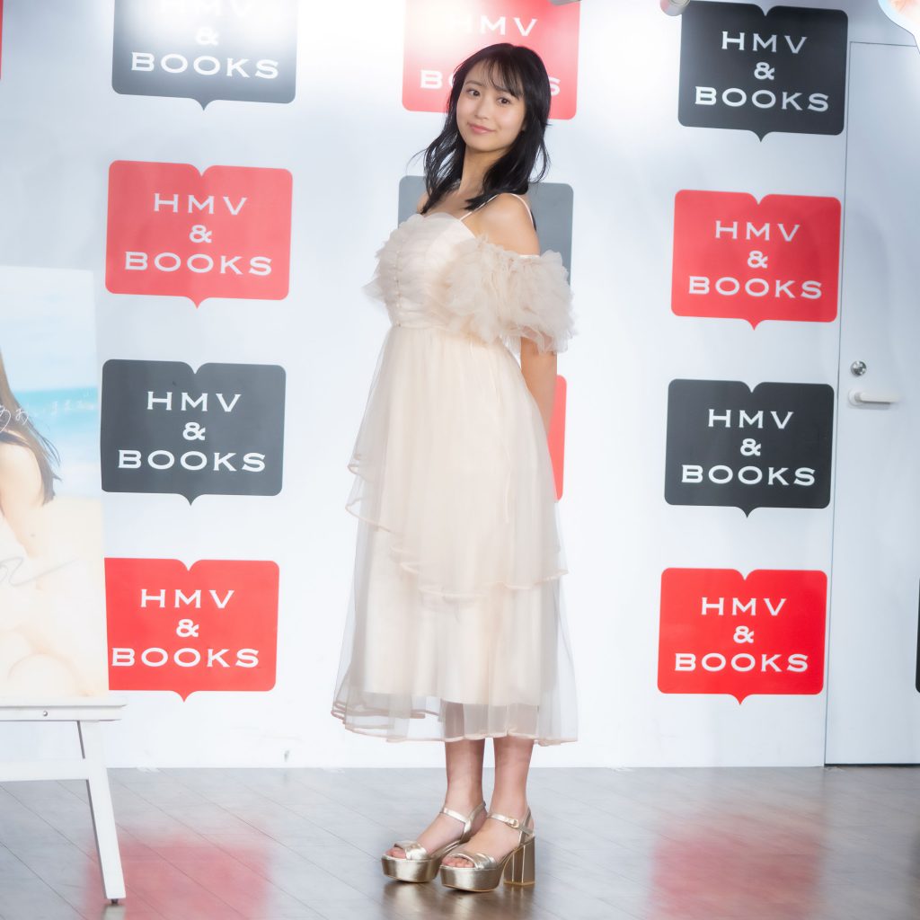 溝端葵が1st写真集『あおいままで。』発売記念取材会に出席