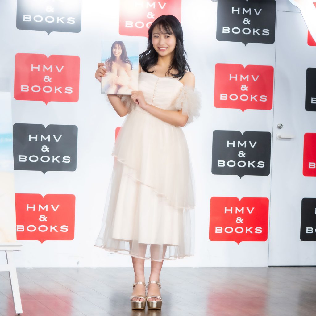 溝端葵が1st写真集『あおいままで。』発売記念取材会に出席