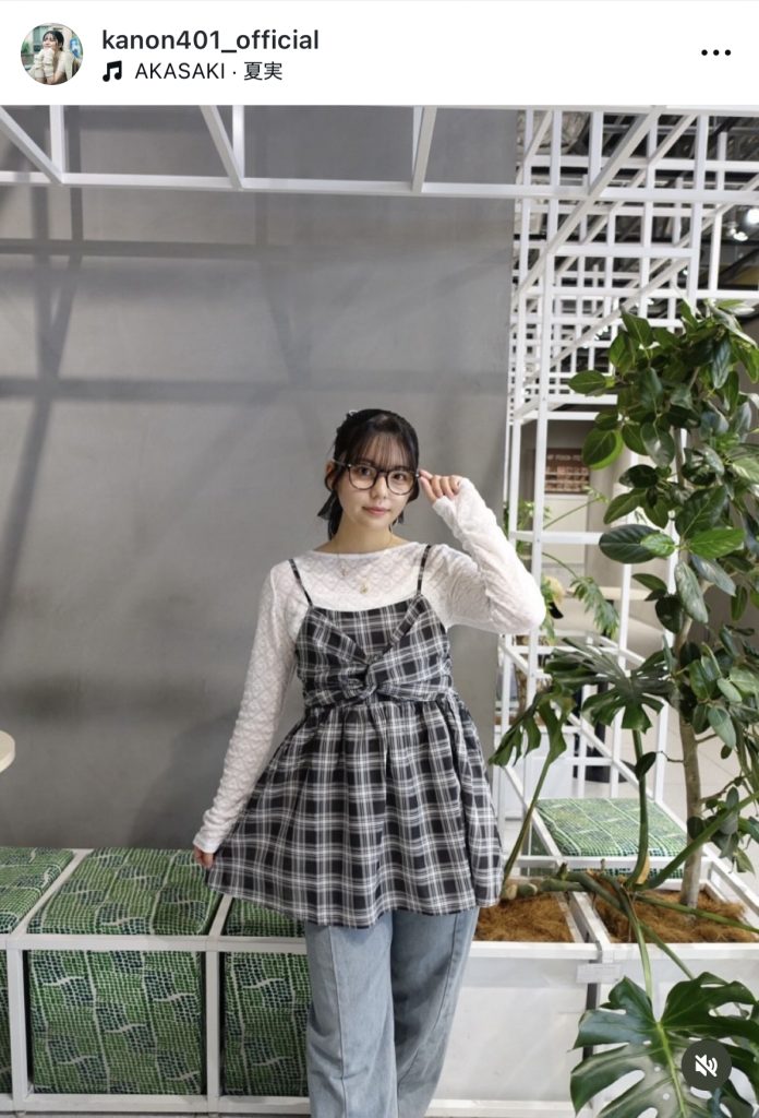 眼鏡っ子でとてもキュート