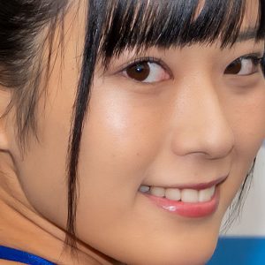 東雲うみ、引き締まった腹筋が生み出すくびれが美しい「メガネなしのうみちゃんも良い」「どのカットも素敵」