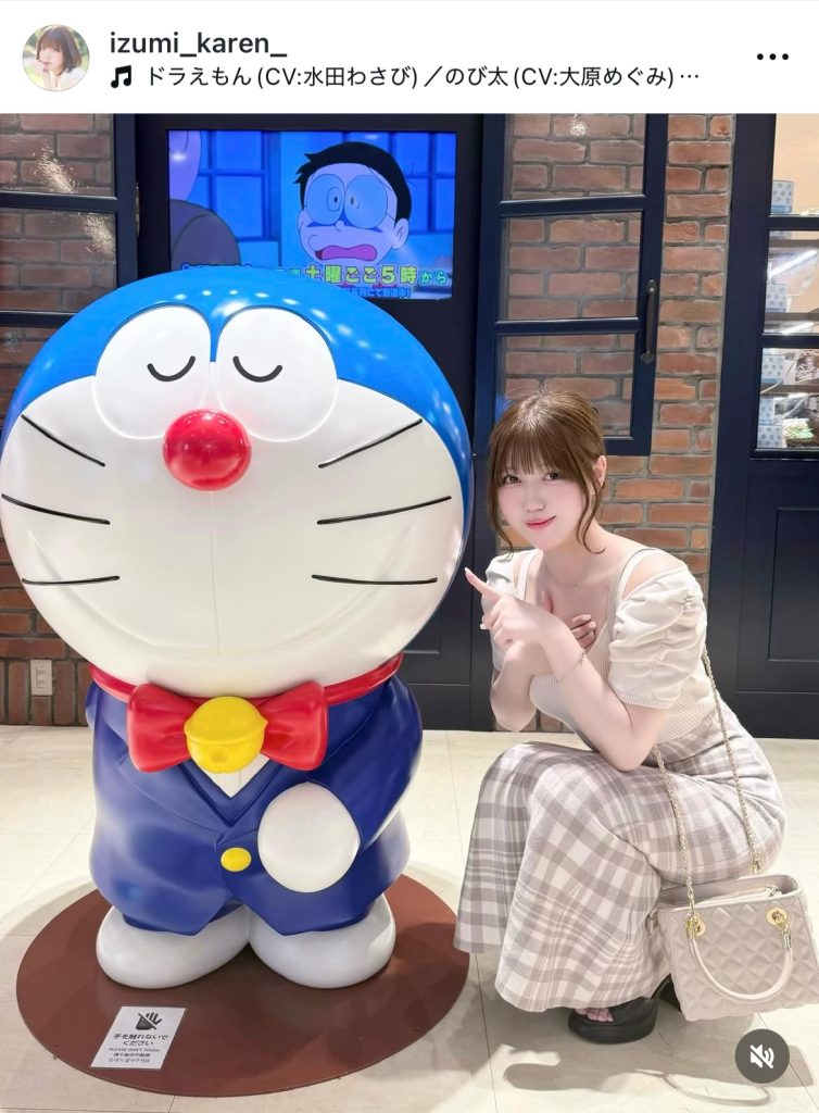 大人っぽい私服でドラえもんと“ツーショット”