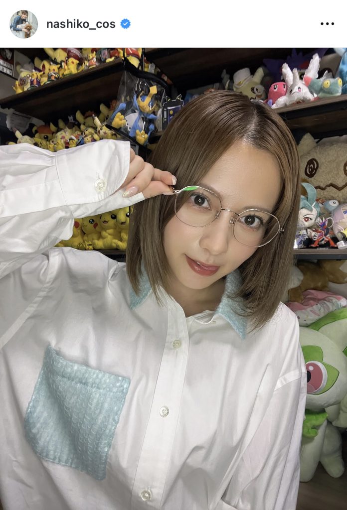 コチラはキュートな眼鏡っ子姿