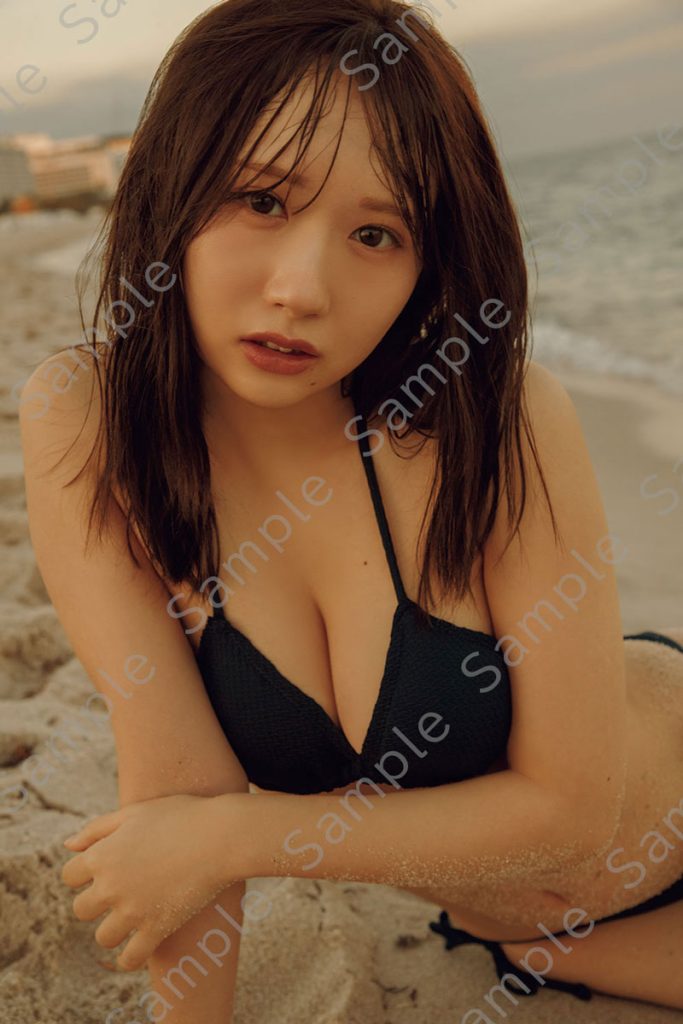 日向坂46藤嶌果歩1st写真集『果実の歩幅』より写真集未掲載カット使用の折り目なしB3ポスター