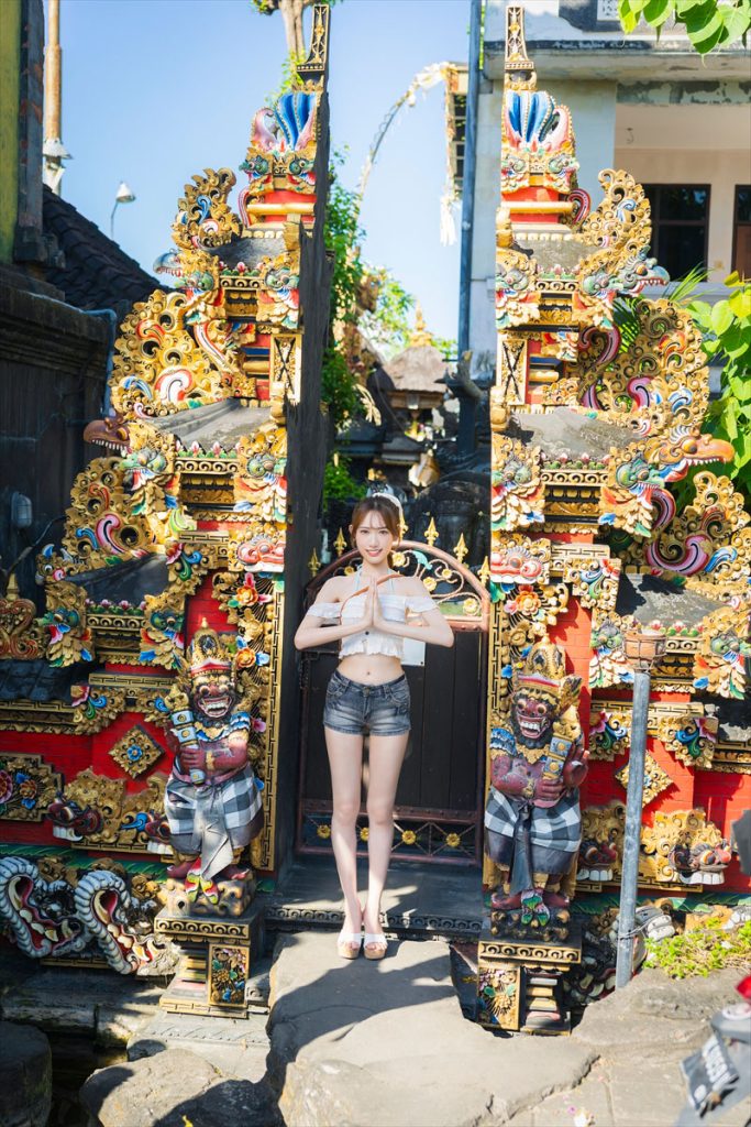 『原かれん1st写真集 どストライク』より