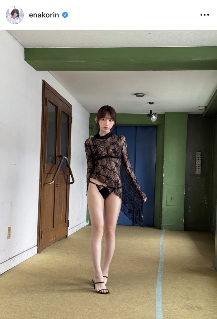 美しいプロポーションがハッキリと伝わる1枚